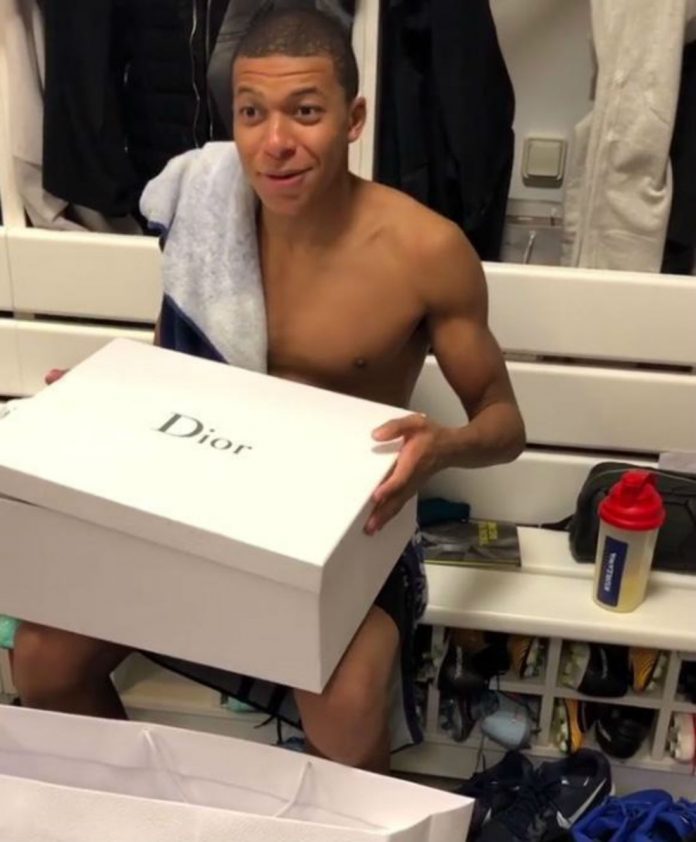 Thiago Silva Pranks Psg Teammate Kylian Mbappe With Hilarious Present